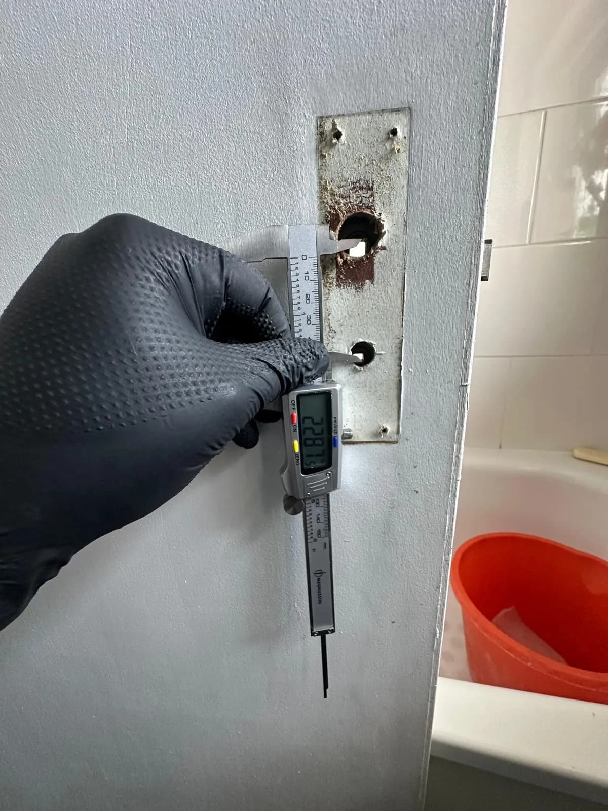 Lock mechanism being measured in a door