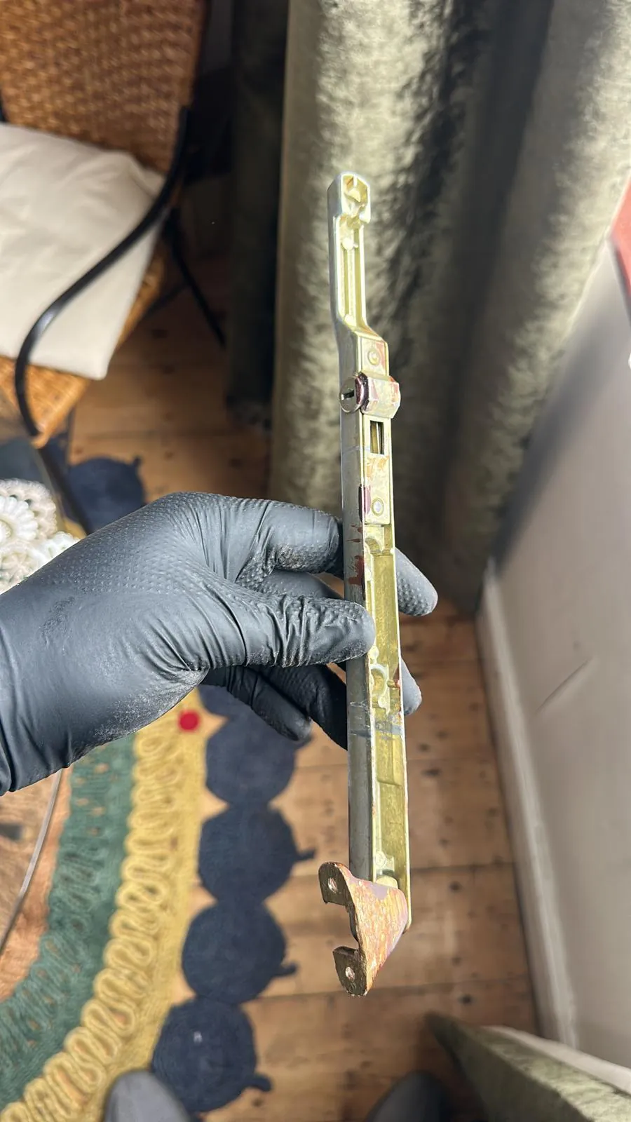 Multipoint locking strip held in a gloved hand
